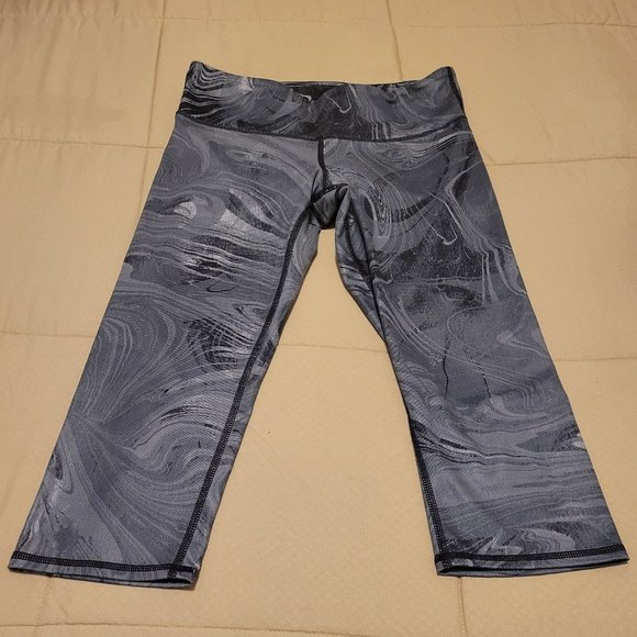 ALO Yoga AIRBRUSHED CAPRI LEGGINGS IN BLACK MARBLE GLOSSY - Picture 6 of 10